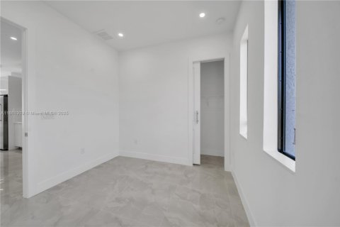 House in Cape Coral, Florida 4 bedrooms, 157.1 sq.m. № 1890464 - photo 13