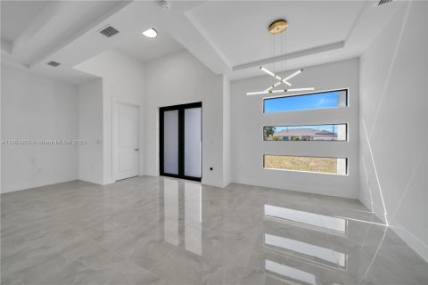 House in Cape Coral, Florida 4 bedrooms, 157.1 sq.m. № 1890464 - photo 8