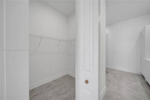 House in Cape Coral, Florida 4 bedrooms, 157.1 sq.m. № 1890464 - photo 16