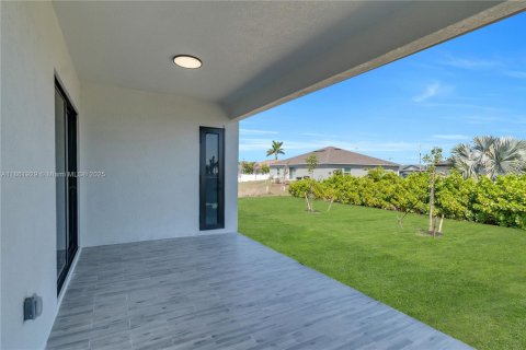 House in Cape Coral, Florida 4 bedrooms, 157.1 sq.m. № 1890464 - photo 6