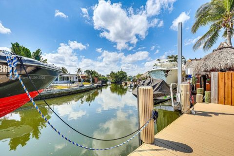 Снять в аренду виллу или дом в Дания-Бич, Флорида 2 спальни, № 1972498 - фото 27