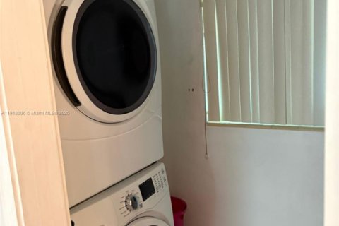 Снять в аренду виллу или дом в Дания-Бич, Флорида 2 спальни, № 1972498 - фото 4