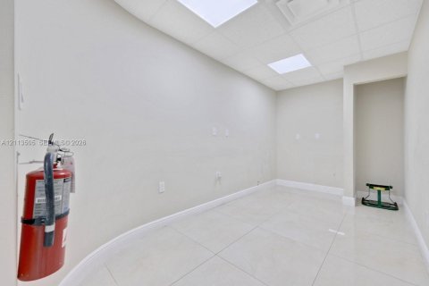 Купить коммерческую недвижимость в Майами, Флорида № 2434021 - фото 3