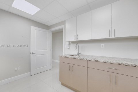 Купить коммерческую недвижимость в Майами, Флорида № 2434021 - фото 17