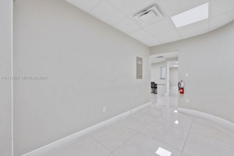 Купить коммерческую недвижимость в Майами, Флорида № 2434021 - фото 4