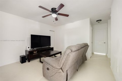 Commercial property in Miami, Florida 292.46 sq.m. № 1932969 - photo 7