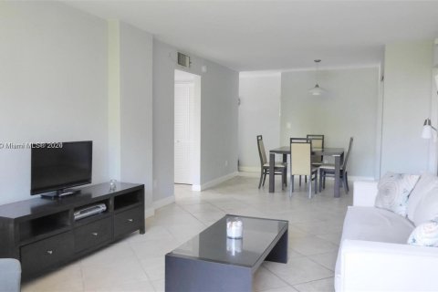 Купить кондоминиум в Майами-Бич, Флорида 1 спальня, 63.17м2, № 1958529 - фото 1