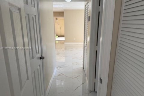 Condo in Miami Gardens, Florida, 2 bedrooms  № 1994899 - photo 11