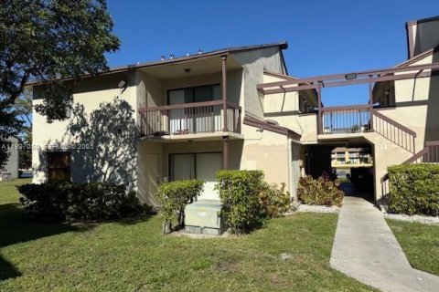 Condo in Miami Gardens, Florida, 2 bedrooms  № 1994899 - photo 2