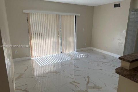 Condo in Miami Gardens, Florida, 2 bedrooms  № 1994899 - photo 4