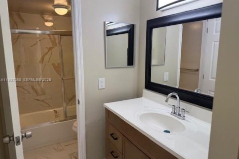 Condo in Miami Gardens, Florida, 2 bedrooms  № 1994899 - photo 15