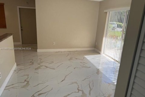 Condo in Miami Gardens, Florida, 2 bedrooms  № 1994899 - photo 5