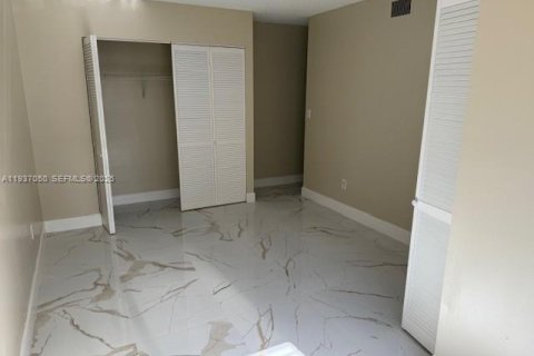 Condo in Miami Gardens, Florida, 2 bedrooms  № 1994899 - photo 13