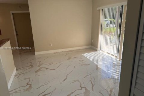 Condo in Miami Gardens, Florida, 2 bedrooms  № 1994899 - photo 6