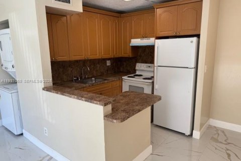 Condo in Miami Gardens, Florida, 2 bedrooms  № 1994899 - photo 9