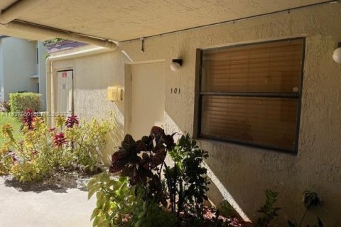 Condo in Miami Gardens, Florida, 2 bedrooms  № 1994899 - photo 3