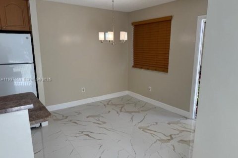 Condo in Miami Gardens, Florida, 2 bedrooms  № 1994899 - photo 7