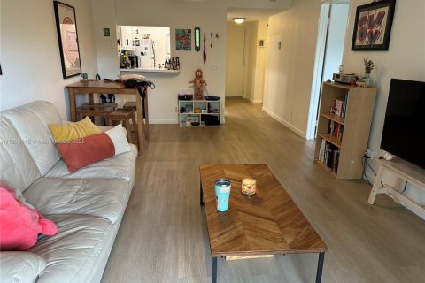 Condo in Kendall, Florida, 1 bedroom  № 1953119 - photo 9