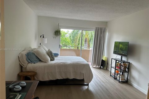 Condo in Kendall, Florida, 1 bedroom  № 1953119 - photo 17