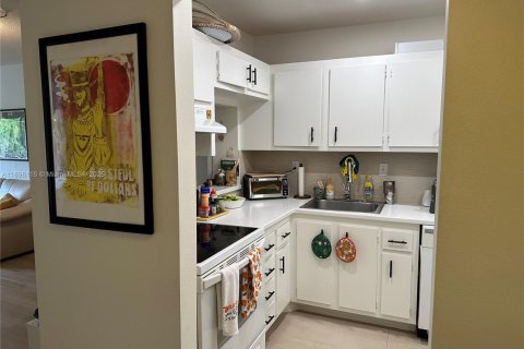 Condo in Kendall, Florida, 1 bedroom  № 1953119 - photo 3