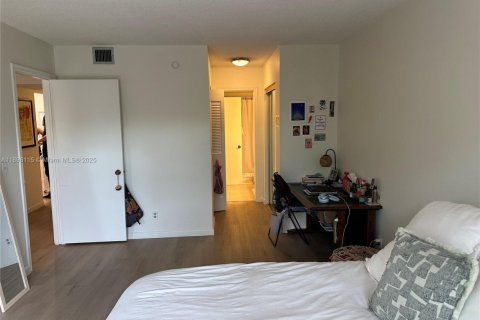Condo in Kendall, Florida, 1 bedroom  № 1953119 - photo 13