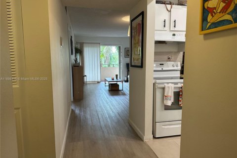 Condo in Kendall, Florida, 1 bedroom  № 1953119 - photo 2