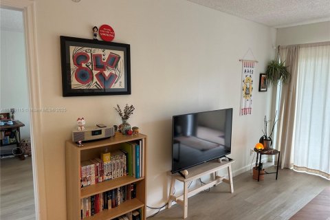 Condo in Kendall, Florida, 1 bedroom  № 1953119 - photo 12
