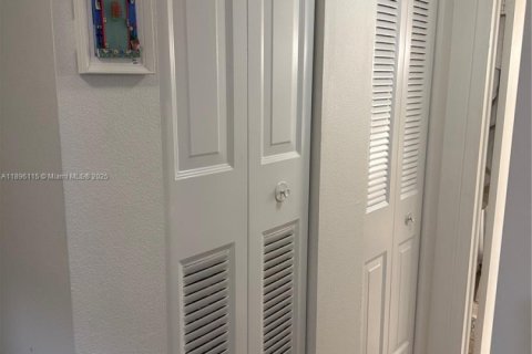 Condo in Kendall, Florida, 1 bedroom  № 1953119 - photo 7