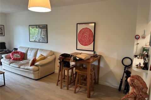 Condo in Kendall, Florida, 1 bedroom  № 1953119 - photo 10