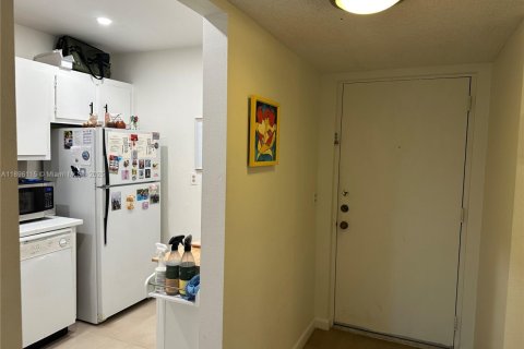 Condo in Kendall, Florida, 1 bedroom  № 1953119 - photo 4