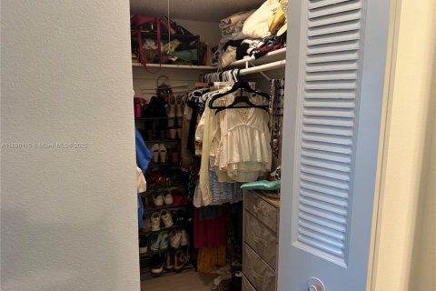 Condo in Kendall, Florida, 1 bedroom  № 1953119 - photo 15