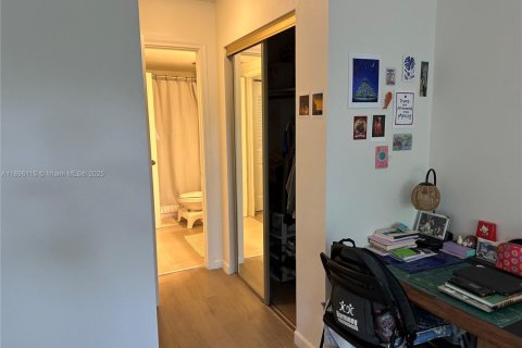 Condo in Kendall, Florida, 1 bedroom  № 1953119 - photo 14