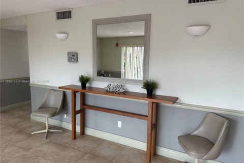 Condo in Kendall, Florida, 1 bedroom  № 1953119 - photo 23