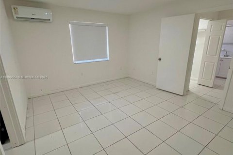 Casa en alquiler en Miami Gardens, Florida, 1 dormitorio, 227.7 m2 № 1752908 - foto 5