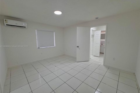 Casa en alquiler en Miami Gardens, Florida, 1 dormitorio, 227.7 m2 № 1752908 - foto 8
