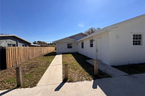 Casa en alquiler en Miami Gardens, Florida, 1 dormitorio, 227.7 m2 № 1752908 - foto 1