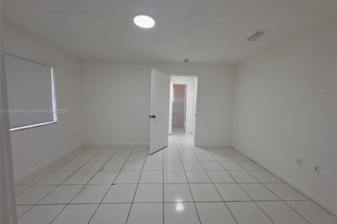 Casa en alquiler en Miami Gardens, Florida, 1 dormitorio, 227.7 m2 № 1752908 - foto 9
