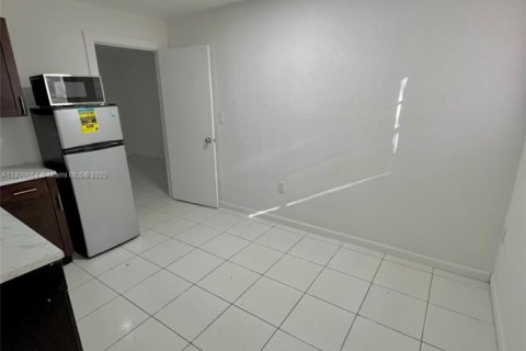 Casa en alquiler en Miami Gardens, Florida, 1 dormitorio, 227.7 m2 № 1752908 - foto 4