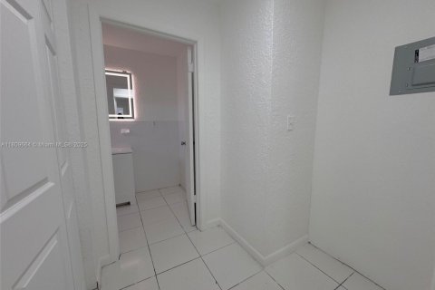 Casa en alquiler en Miami Gardens, Florida, 1 dormitorio, 227.7 m2 № 1752908 - foto 12