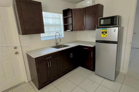 Casa en alquiler en Miami Gardens, Florida, 1 dormitorio, 227.7 m2 № 1752908 - foto 2