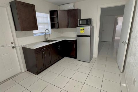 Casa en alquiler en Miami Gardens, Florida, 1 dormitorio, 227.7 m2 № 1752908 - foto 3