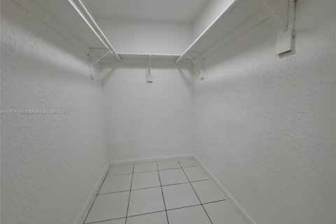 Casa en alquiler en Miami Gardens, Florida, 1 dormitorio, 227.7 m2 № 1752908 - foto 10