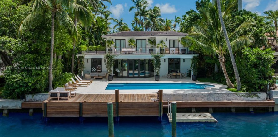 Villa ou maison à Miami Beach, Floride 4 chambres, 396.41 m2 № 1701124