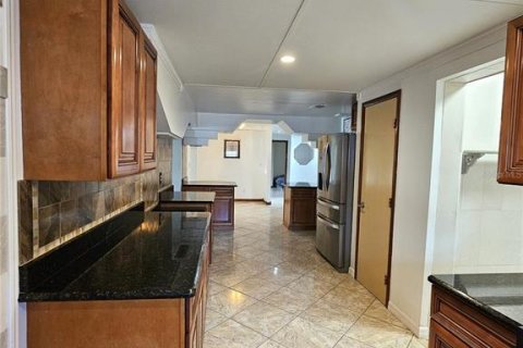 House in Orlando, Florida 3 bedrooms, 208.19 sq.m. № 2396282 - photo 8
