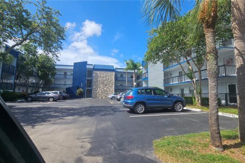 Condo in Margate, Florida, 1 bedroom  № 1971716 - photo 12