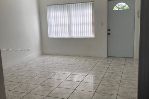 Villa ou maison à louer à North Miami, Floride: 3 chambres, 116.13 m2 № 1932067 - photo 4