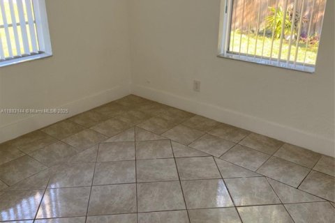 Villa ou maison à louer à North Miami, Floride: 3 chambres, 116.13 m2 № 1932067 - photo 11