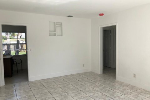 Villa ou maison à louer à North Miami, Floride: 3 chambres, 116.13 m2 № 1932067 - photo 5