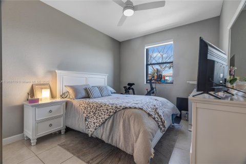 Casa en venta en Miami, Florida, 5 dormitorios, 312.43 m2 № 1965737 - foto 10