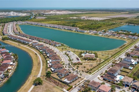 Casa en venta en Miami, Florida, 5 dormitorios, 312.43 m2 № 1965737 - foto 30